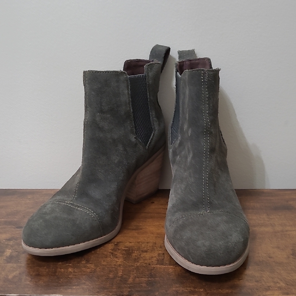 Toms Olive Green Everly Suede Chelsea Boots size 7.5